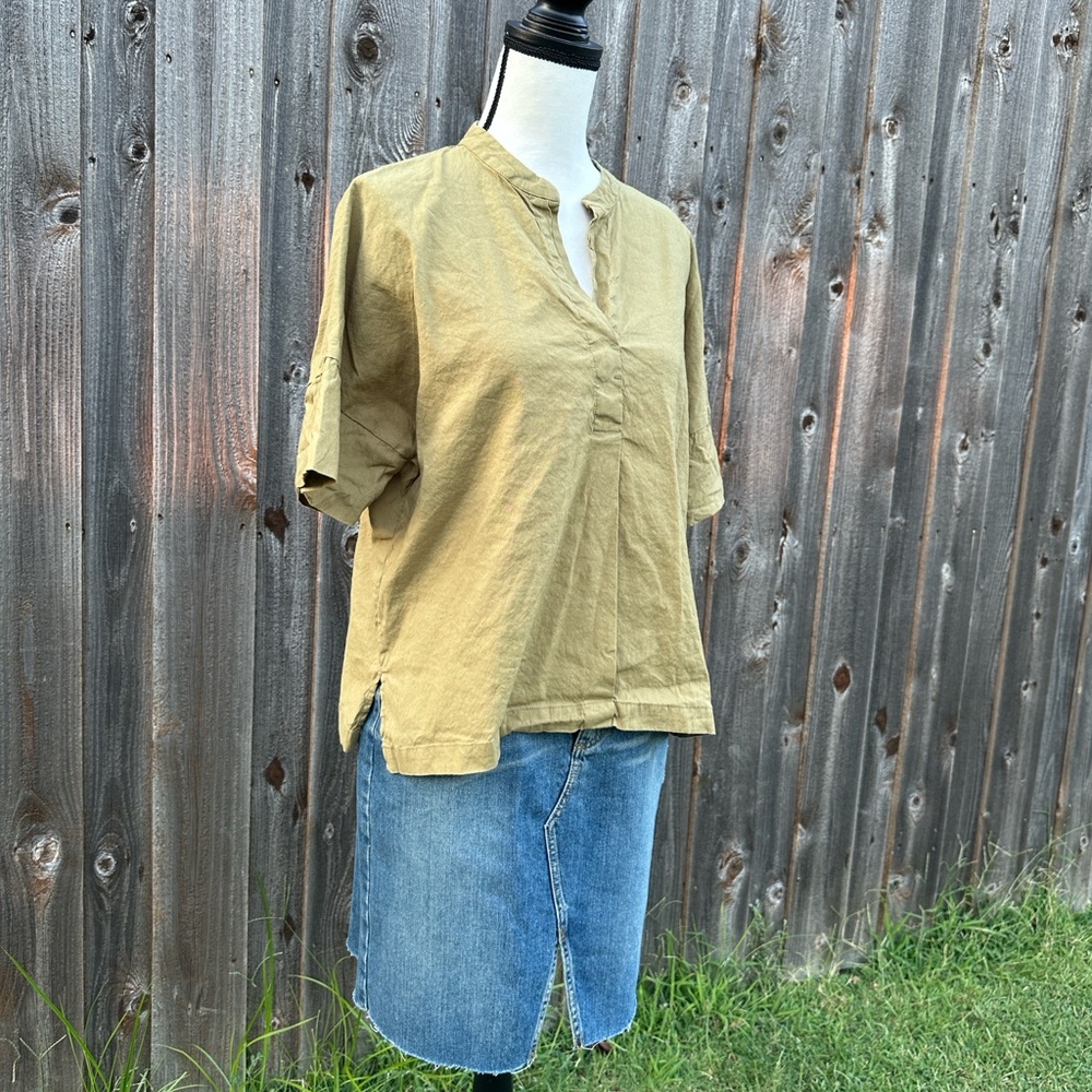 T Tahari Khaki Boxy Split Neck Top EUC - Picture 8 of 8